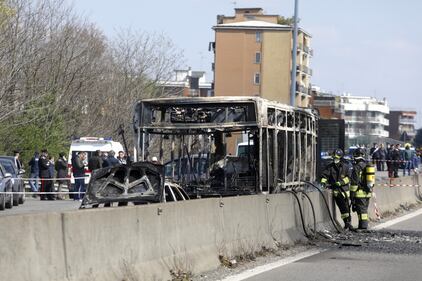 Dà fuoco a un autobus nel milanese: il rogo in strada 7