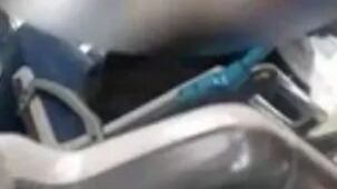 Oblitera il ticket all'ultimo. Il controllore dell'autobus: "Da voi vi tagliano le mani"