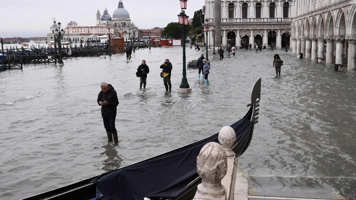L'acqua alta a Venezia fa esplodere la polemica