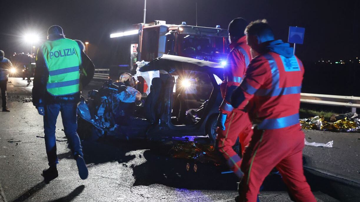 Lo schianto mortale contro il bus: nessuno aveva la patente