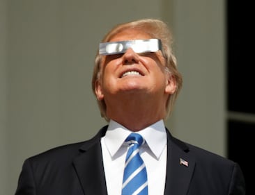 Trump guarda l'eclissi senza occhiali protettivi 4