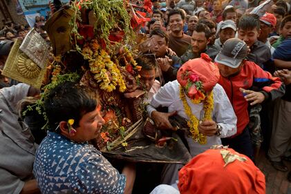 Polvere rossa, canti e balli: il Nepal celebra la primavera 10