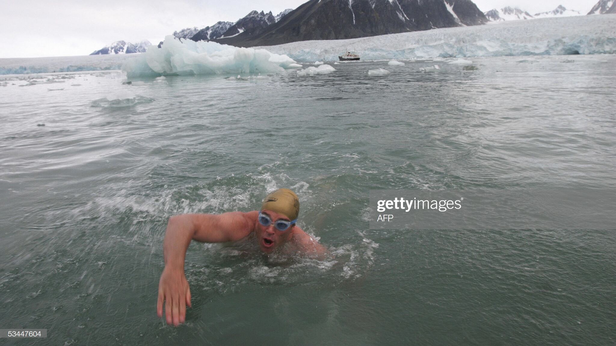 Lewis Pugh, il primo uomo capace di nuotare sotto la calotta antartica