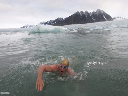Lewis Pugh, il primo uomo capace di nuotare sotto la calotta antartica