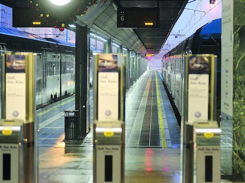 Sciopero generale venerdì 30 ottobre, si fermano treni, aerei, bus e taxi: tutti gli orari e i servizi a rischio