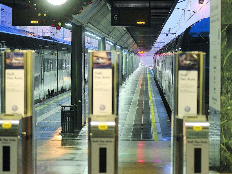 Sciopero generale venerdì 30 ottobre, si fermano treni, aerei, bus e taxi: tutti gli orari e i servizi a rischio