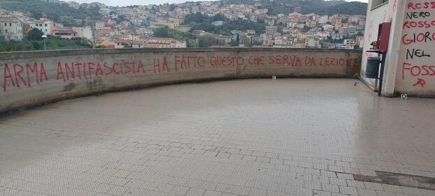 Odio e minacce contro Meloni: vandalizzato il teatro di Ozieri 3