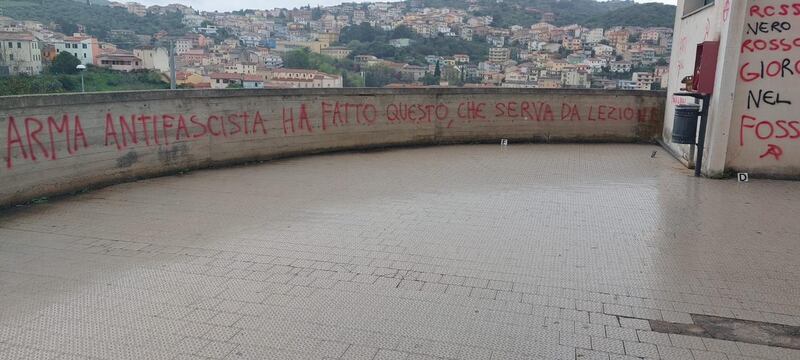 Odio e minacce contro Meloni: vandalizzato il teatro di Ozieri 3