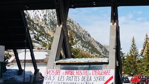 "Chi lancia bombe si prende i profughi", Fratelli d'Italia contro Macron