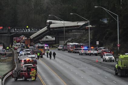 Seattle, treno deraglia e precipita sull'autostrada 11