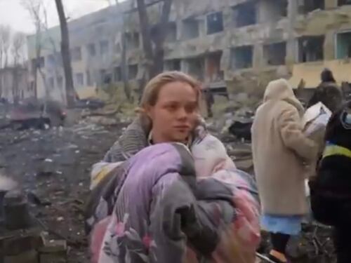 "Ostaggio dei russi": giallo sulla donna simbolo di Mariupol