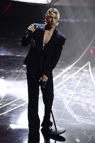 Sanremo 2024: ecco il look della finalissima del Festival di Irama 1