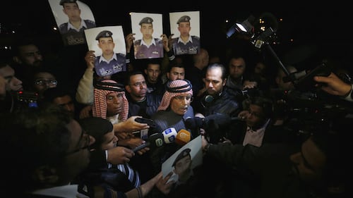 I parenti del pilota Kassasbeh chiedono la sua liberazione 3