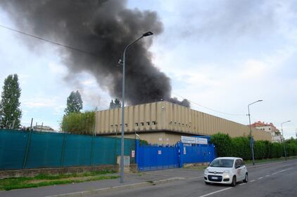 Milano, incendio in un deposito di rifiuti 2