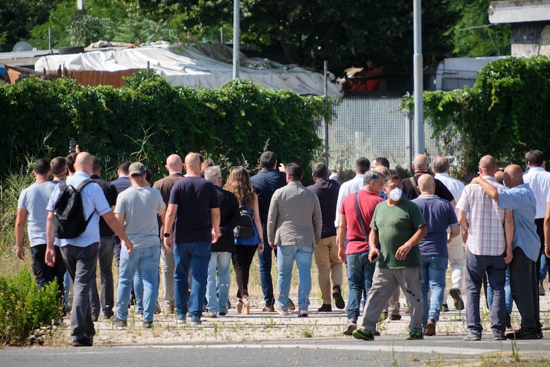 Il blitz di Salvini nella rimessa Atac presa di mira dai nomadi 14