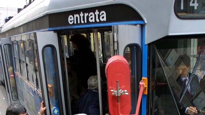 Trans aggredisce autista Atm: "Mezzi pubblici allo sbando"