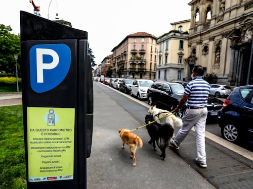 Sala prepara un'altra stangata: allo studio parcheggio a pagamento per residenti