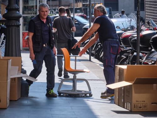 I banchi a rotelle dell'Azzolina da 100 milioni? Uno su due è inutilizzato