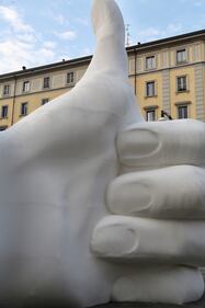 E a Milano spunta un "Like" gigante 5