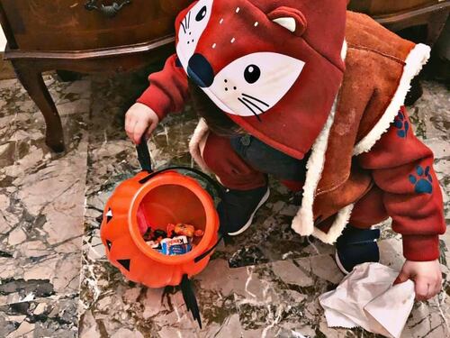 Denuncia il compagno violento e viene chiusa in una comunità con il figlio