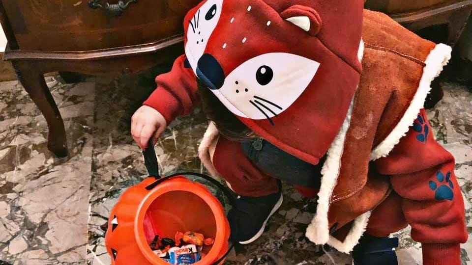 Denuncia il compagno violento e viene chiusa in una comunità con il figlio