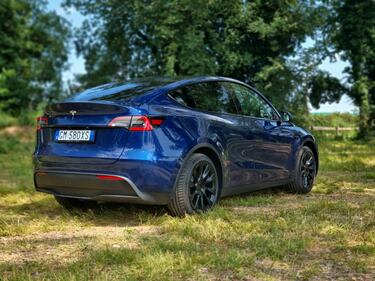 Tesla Model Y RWD 2023, guarda la galleria fotografica  9