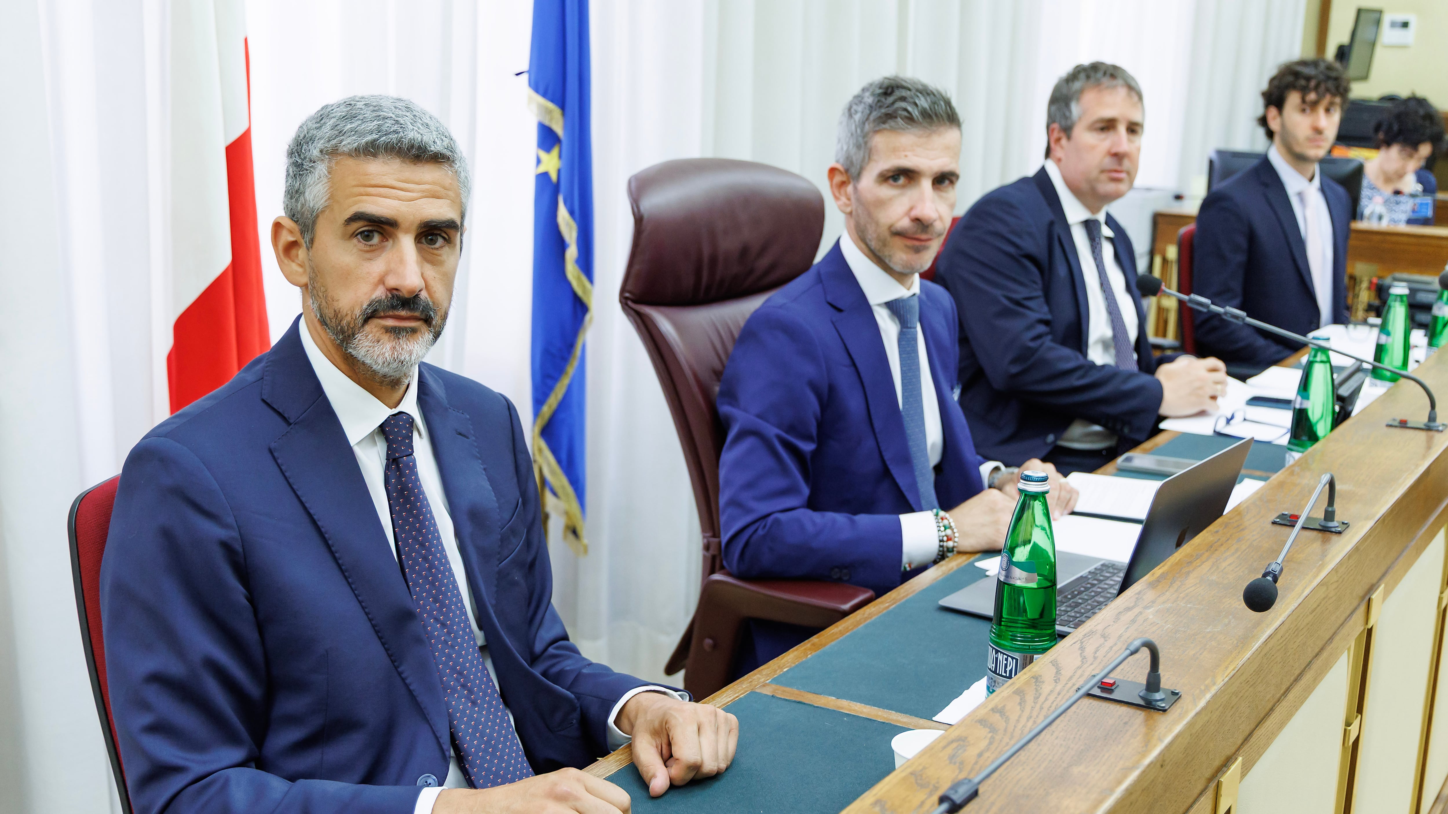 Fraccaro salva Conte: "Mascherine farlocche? Sapevo ma non lo dissi". Scoppia il caso Paladino