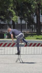 Il fantoccio della bambina eritrea sulle ginocchia della statua di Montanelli 6