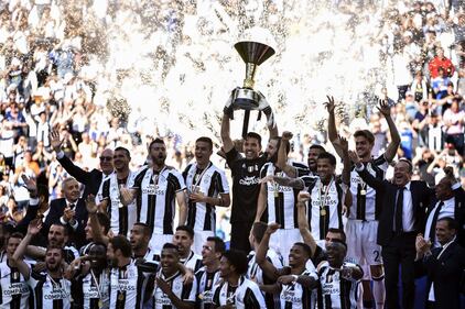 Bologna, "l'aereo della Juve deve cadere" Trasmissione radio sospesa