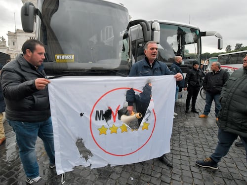 Il centro di Roma ancora bloccato. I bus turistici occupano piazza Venezia, bruciata bandiera M5S
