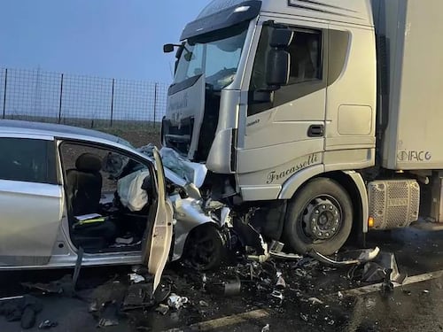 Scontro tra auto e camion, morti due 19enni nel bergamasco