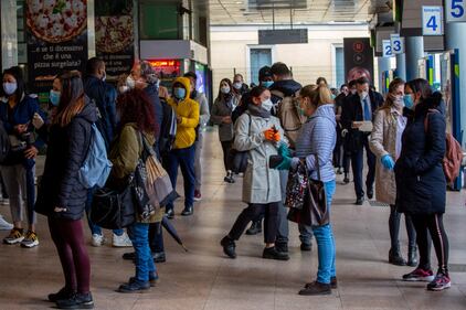 Milano, afflusso di pendolari in aumento alla stazione Cadorna 4