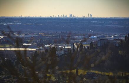 Bergano, lo skyline di Milano ben visibile dalle mura di città alta 4