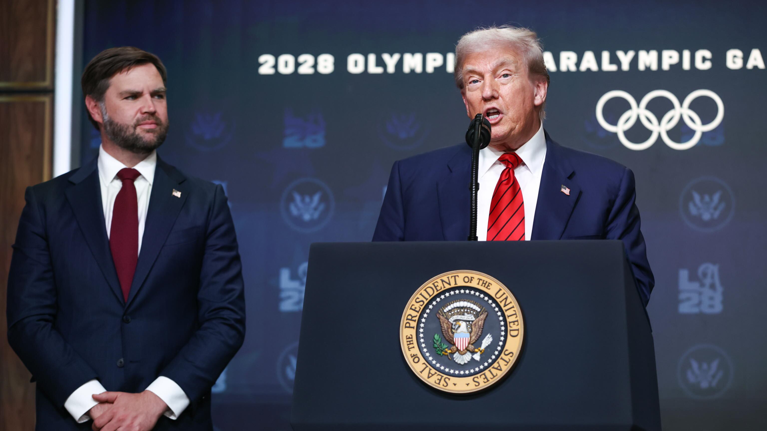 "Messaggio a Vance in caso di morte”. Cosa c'è dietro alla lettera segreta di Trump
