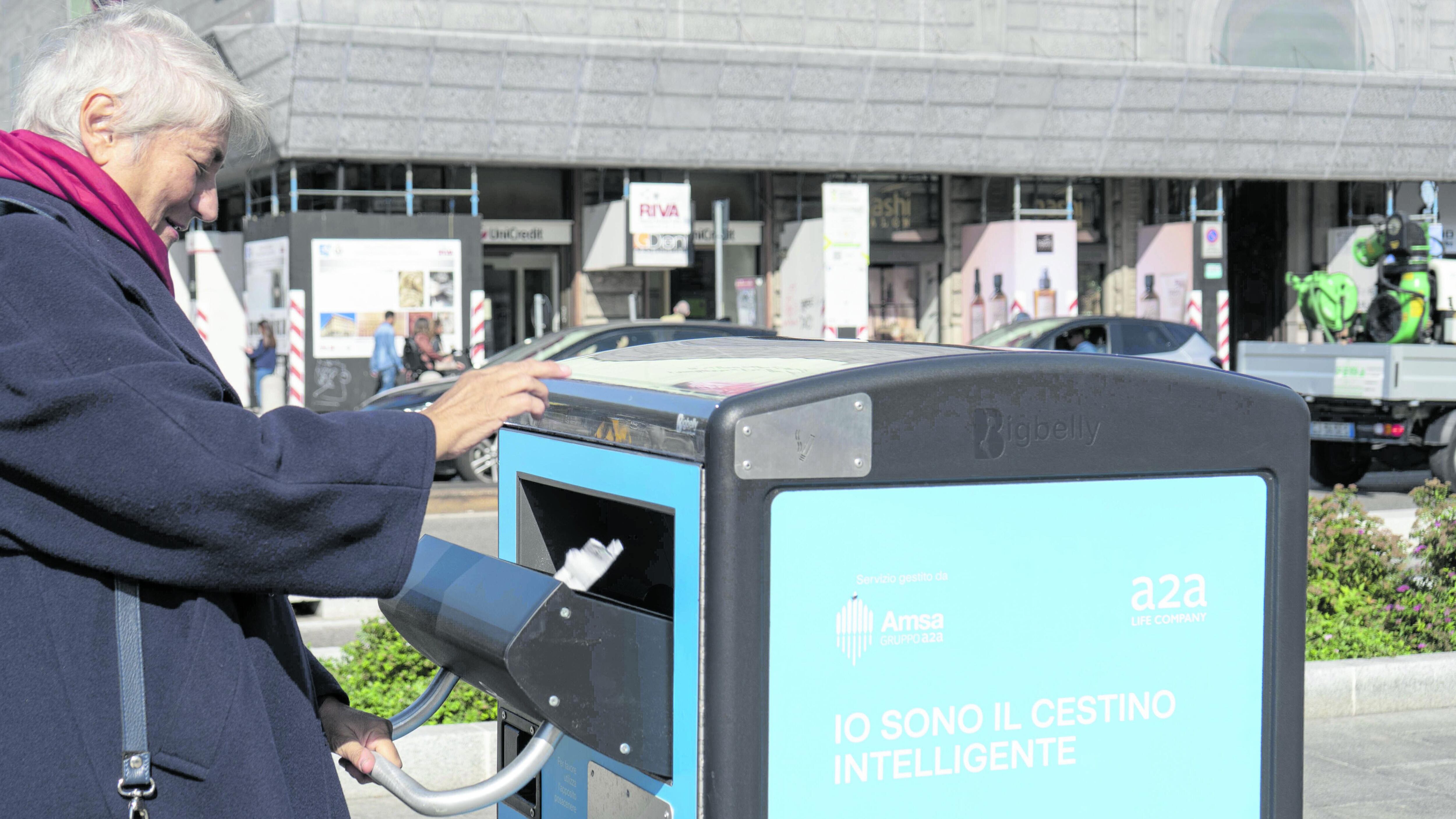 Amsa, 60 cestoni intelligenti: compattano grazie al sole