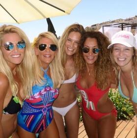 Bar Refaeli, addio al nubilato in piscina 12