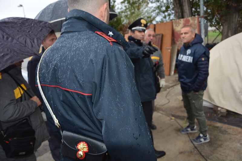 Roma,maxi blitz dei carabinieri nel campo rom di via di Salone: sequestrati droga, auto e furgoni 1