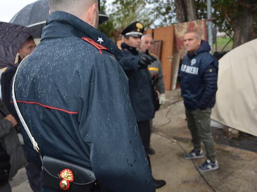 Roma, blitz dei carabinieri nel campo rom di via di Salone: sequestrati droga, auto e furgoni