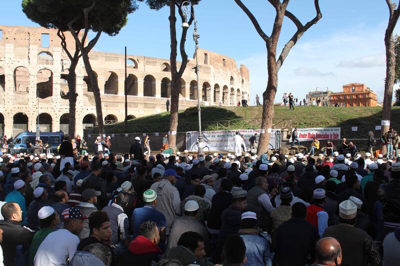 Il venerdì di preghiera dei musulmani al Colosseo 9