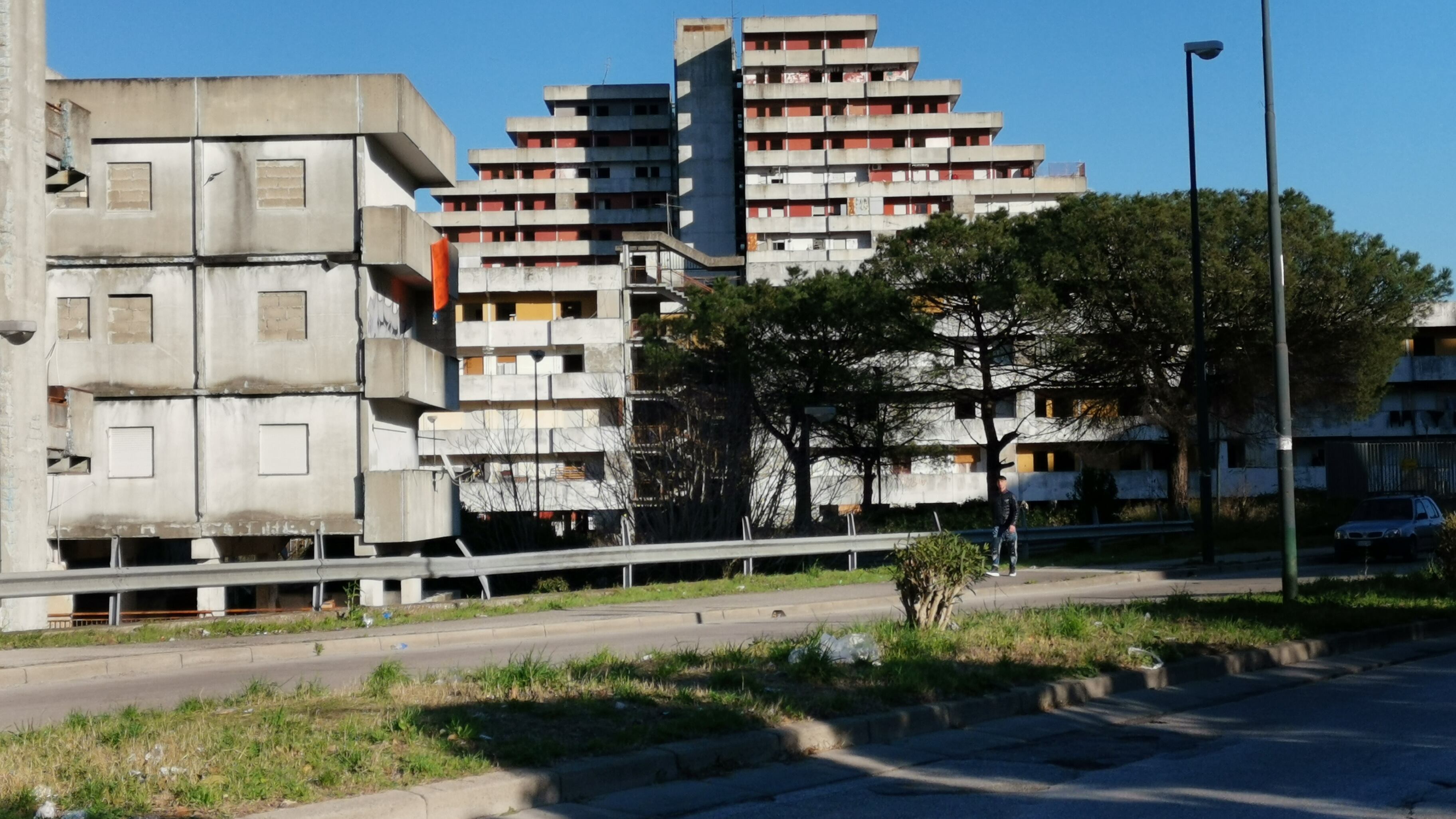 Distruggere i palazzi per combattere la criminalità giovanile?