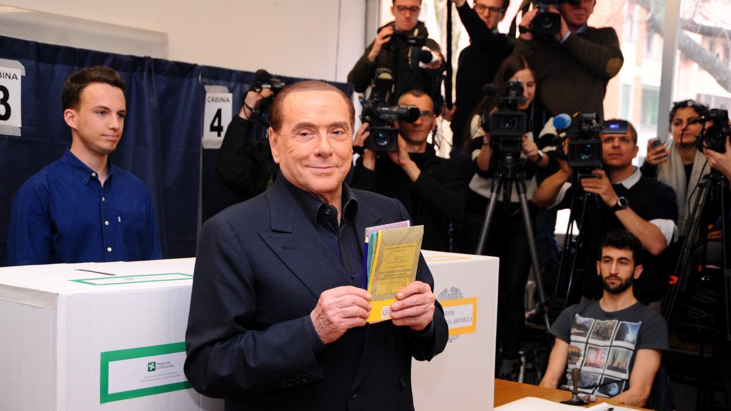 Berlusconi contestato al seggio dalla Femen a seno nudo