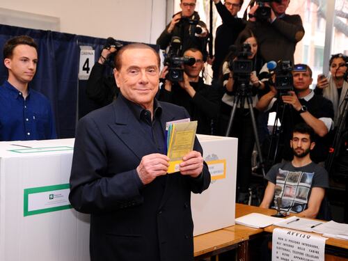 Berlusconi contestato al seggio dalla Femen a seno nudo