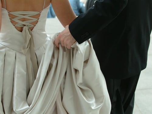 Tappeto bianco in strada e arteria chiusa senza autorizzazione per un matrimonio