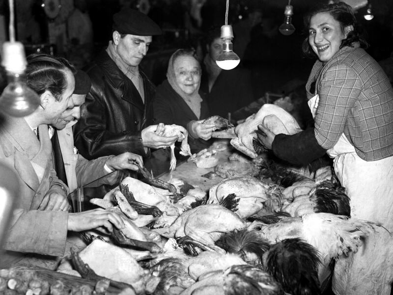 Al mercato di Porta Palazzo un banco vende capponi, foto del 1955
