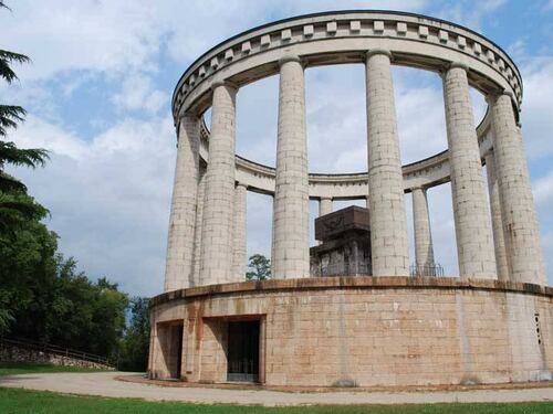 Il monumento all'eroe italiano verrà custodito dagli immigrati