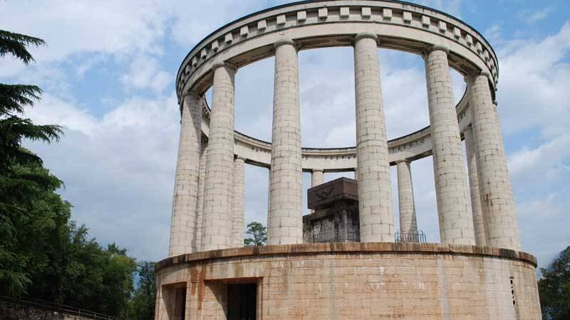 Il monumento all'eroe italiano verrà custodito dagli immigrati