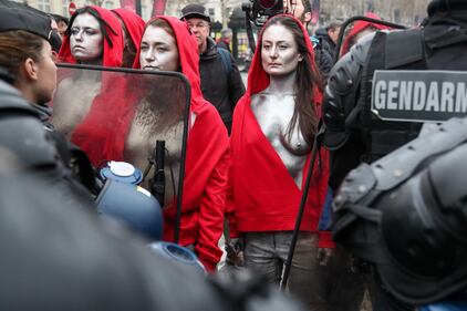 Gilet gialli, anche un gruppo di "Marianne" sfilano a Parigi 4
