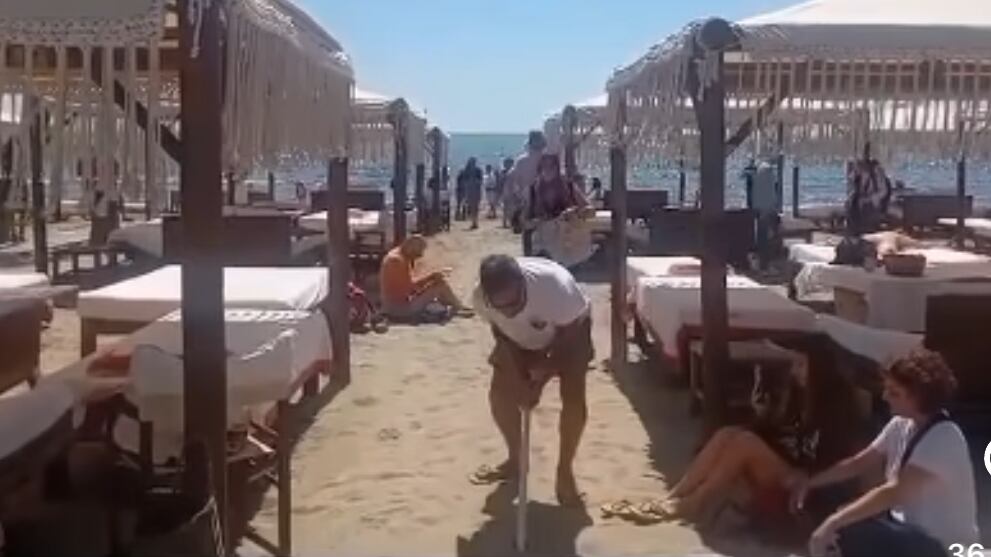 Concessioni balneari, gli attivisti occupano gli stabilimenti con la "presa della battigia"