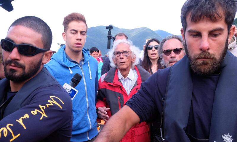 La passerella dorata di Christo che fa camminare sulle acque 18