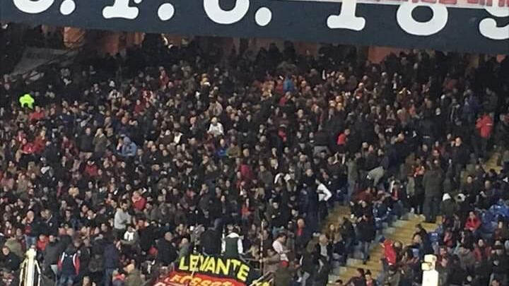 Genoa, altro striscione choc contro Preziosi: "Tua figlia fa i p...ni"